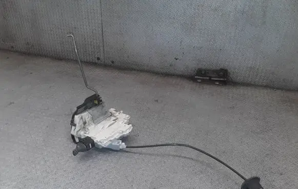 Audi A4 S4 B7 8E 8H Front door lock 8E1837016AA