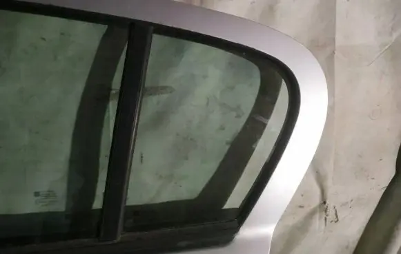 Opel Astra H Rear vent window glass 