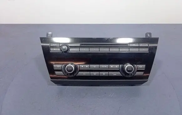 Head unit multimedia control