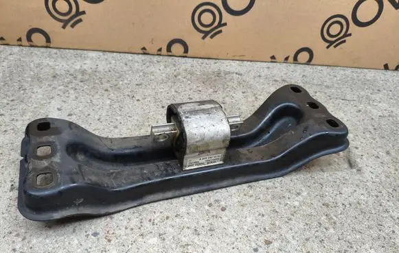 Mercedes-Benz C W205 Gearbox mount A2052403400 16041102232 15474984