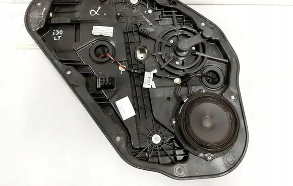 Rear door manual window regulator