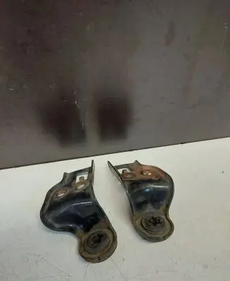 Radiator mount bracket