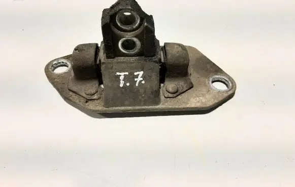 Volvo XC70 Engine mount bracket