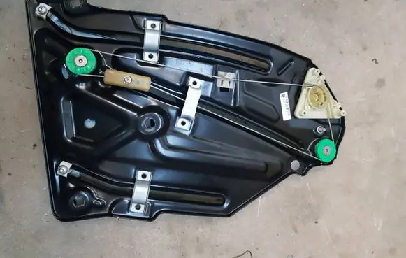 Rear window lifting mechanism without motor