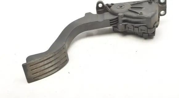 Accelerator throttle pedal