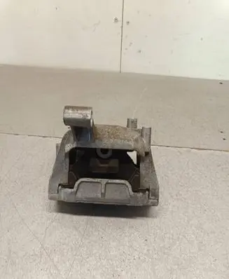 Engine mount bracket
