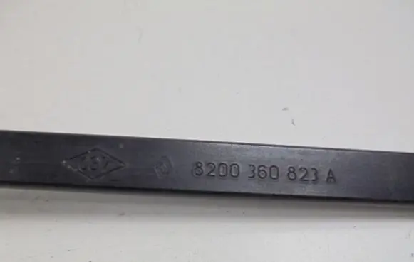 Renault Modus Front wiper blade arm 8200360823A
