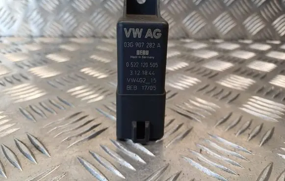 Volkswagen Touran I Glow plug pre-heat relay 03G907282A