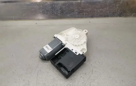 Volkswagen PASSAT CC Front door window regulator motor 3C0959792C 3C8959702