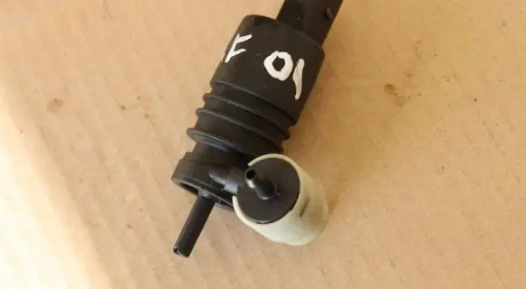 Volkswagen Golf IV Windscreen/windshield washer pump