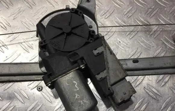 Citroen C3 Front door window regulator motor 400619f