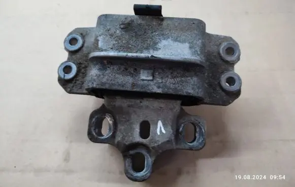 Audi A3 S3 A3 Sportback 8P Engine mount bracket 1K0199555