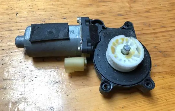 Volvo V70 Rear door window regulator motor 119970XXX