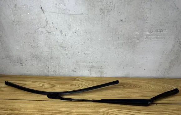 Volkswagen Golf VI Front wiper blade arm 1Q1955409