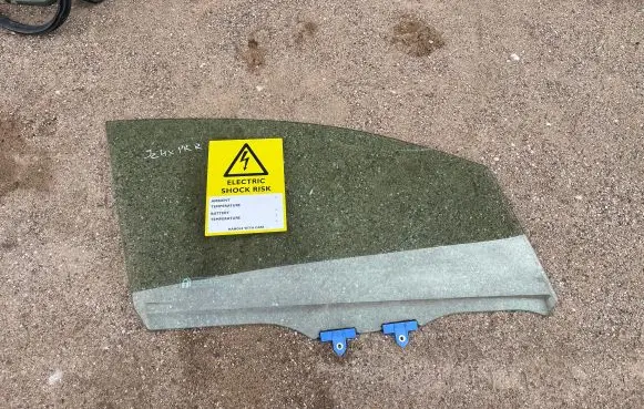 Toyota bZ4X Front door window glass four-door 43R00015