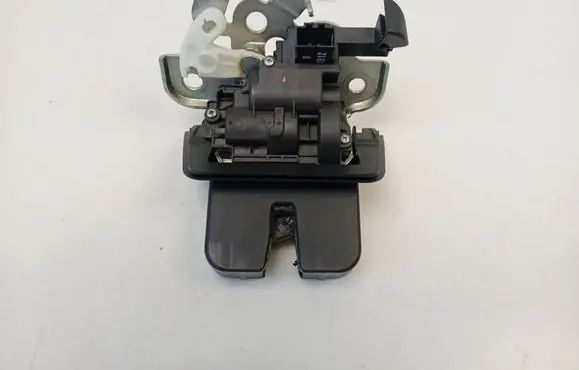 Audi Q3 8U Loading door lock 8U0827520