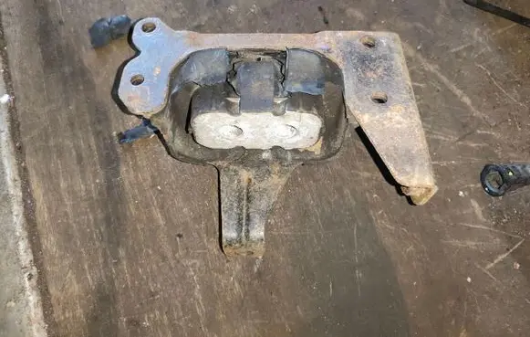 Chrysler PT Cruiser Engine mount bracket 04668718AD