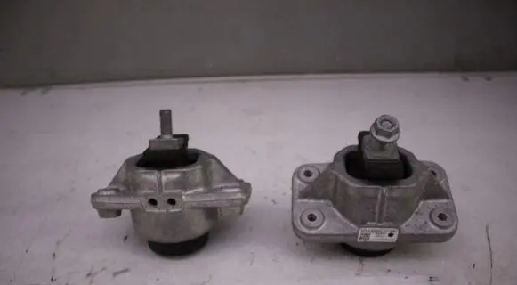 Engine mount vacuum valve
