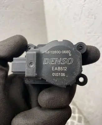 Land Rover Discovery 3 - LR3 Air flap motor/actuator MF1139300680 EAB512 010705