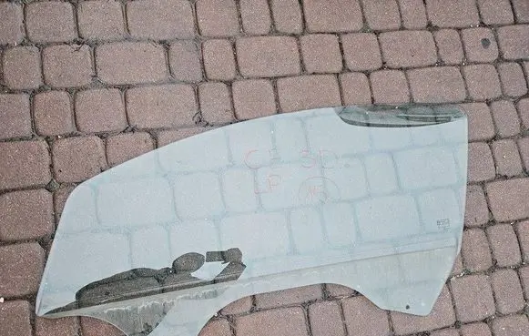Opel Corsa E Front door window glass four-door