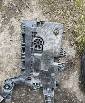 Volkswagen Golf V Battery tray 1K0915325
