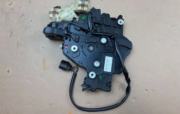Volkswagen Caddy Sliding door lock 2K0843654N