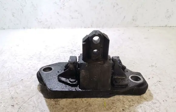 Volvo XC90 Engine mount bracket