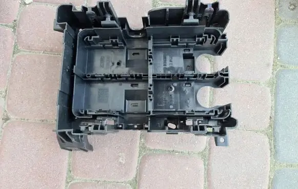 Opel Insignia B Relay mounting block 