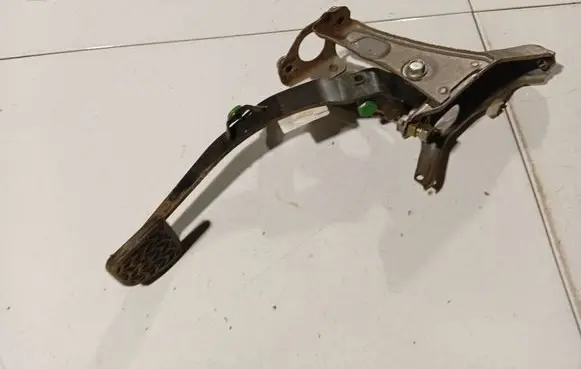 Toyota Yaris Brake pedal 