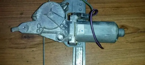 Mercedes-Benz C W202 Front door window regulator motor 0130821637 Nenustatyta