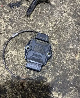 Volkswagen PASSAT B5 Ignition amplifier control unit 8D0905351