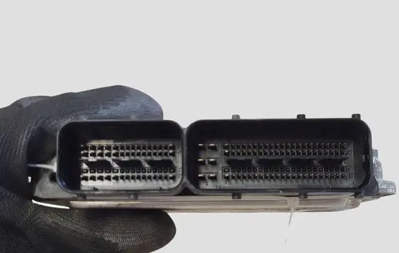 Volkswagen Golf V Engine control unit/module 03C906022AK 03C906022J 0261S04398