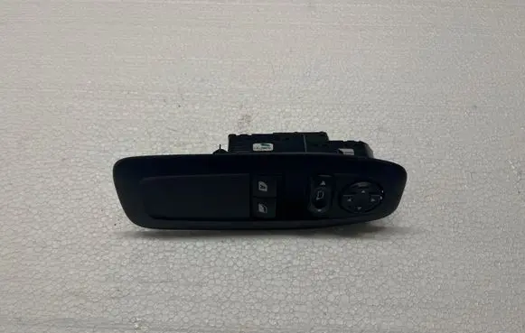 Peugeot 208 I Electric window control switch 96751127Z0 A1234302