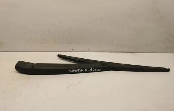 Rear wiper blade arm