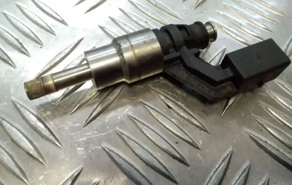 Volkswagen Golf V Fuel injector 03C906036A 0261500016