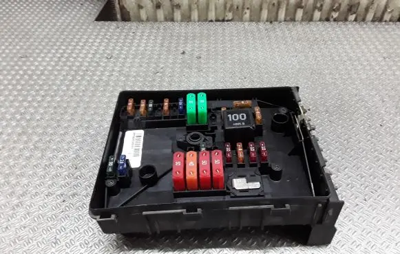 Volkswagen Golf V Fuse module 1K0937125A