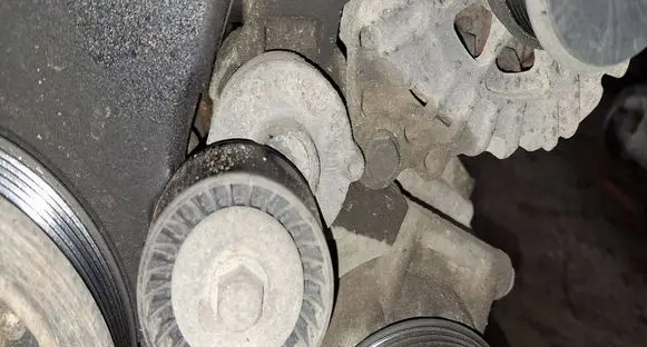 Volkswagen Golf VI Generator/alternator belt tensioner