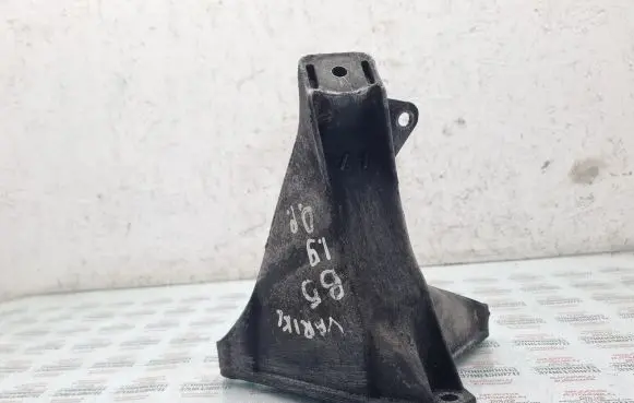 Volkswagen PASSAT B5 Engine mounting bracket 8D0199308L