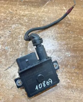 BMW 3 E90 E91 Glow plug pre-heat relay E2110022367 0008063 90080636