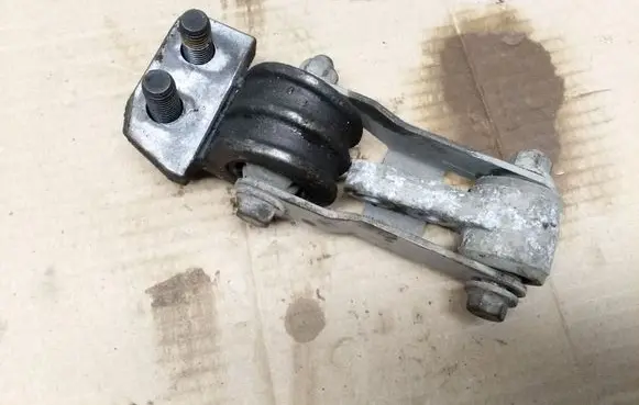 Volvo V70 Engine mount bracket