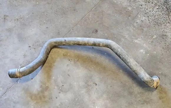 Engine coolant pipe/hose