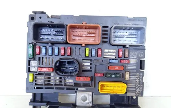Peugeot 407 Fuse module 9667044980