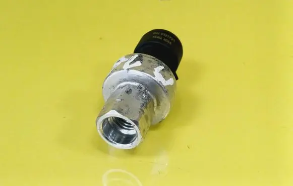Opel Meriva A Air conditioning (A/C) pressure sensor 9131721
