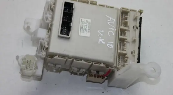 Toyota Avensis T270 Fuse module 8273005150B