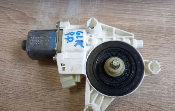 Mercedes-Benz GLK (X204) Front door window regulator motor 2048200242