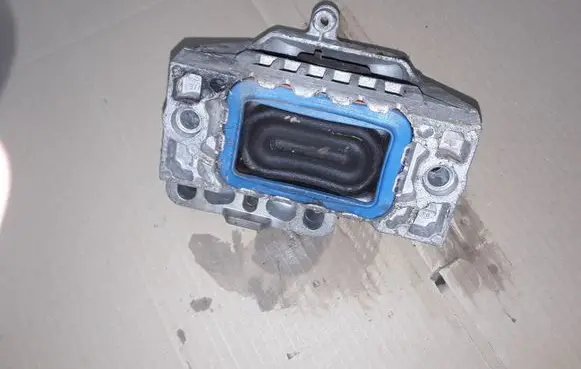 Volkswagen Golf V Engine mount bracket 1K0199262 1K0199262BB