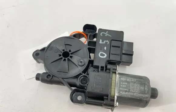 Volkswagen Golf VII Rear door window regulator with motor 5Q0959407
