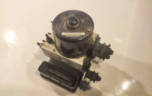 Volkswagen Golf V ABS Pump 1K0907379AC 00005305H0 10096003593
