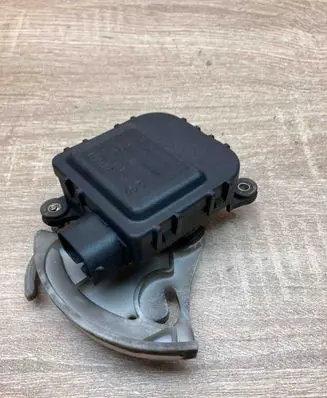 Volkswagen PASSAT B5 Air flap motor/actuator 8D1820511E 0132801146