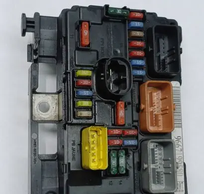 Peugeot 207 Fuse box set 9667199580 BSMR0700 R07